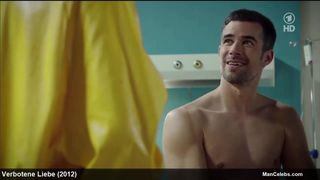 Celebridade masculina Jo Weil sem camisa e sexy no filme