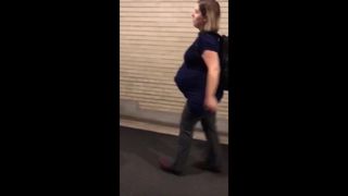 Сексуальная беременная на вокзале