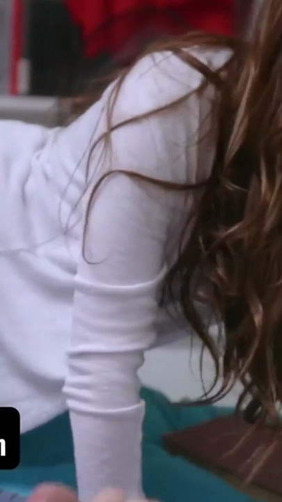 Stiefgeschwister – die fürsorgliche grossärschige Stiefschwester Nina Skye wärmt ihren Stiefbruder mit einem tiefen Blowjob auf | Clip 1