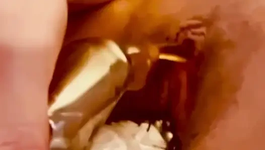Tante seksi ini lagi asik ngentot memeknya habis-habisan