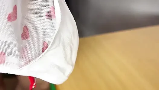 Die Reibung eines kleinen Teenager-Solos, erlebte einen Orgasmus durch Reibung und floss auf den Tisch