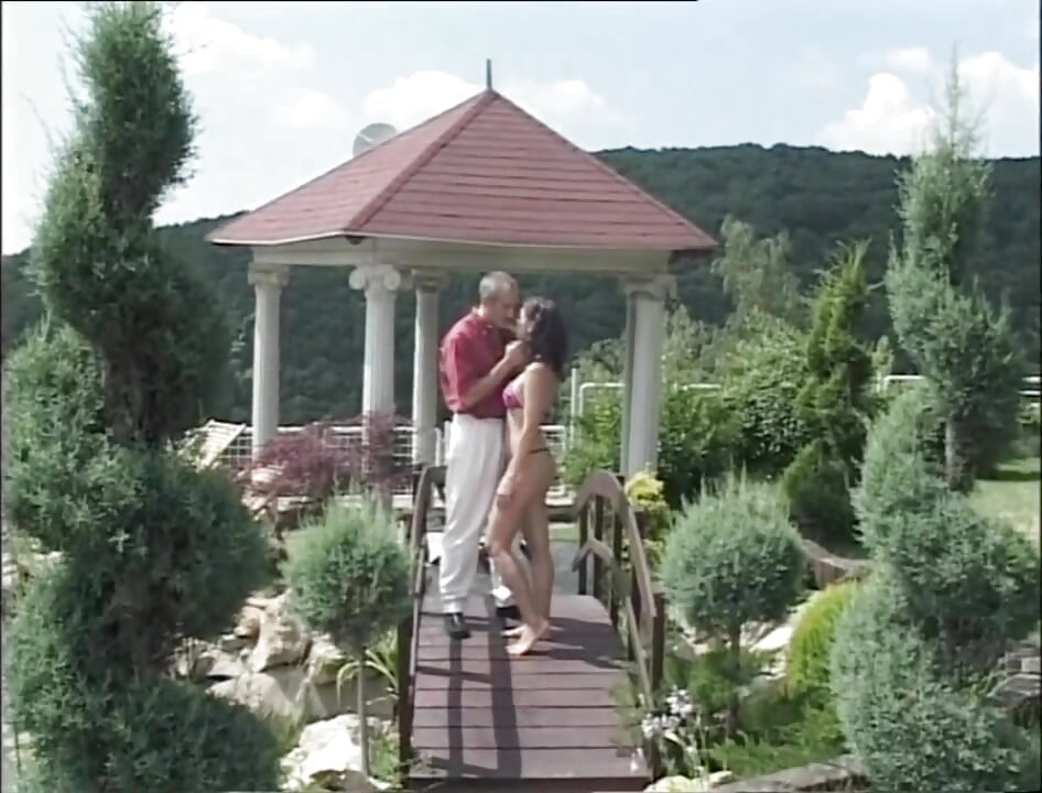 Jebanje velike guze na otvorenom... Svrši u usta