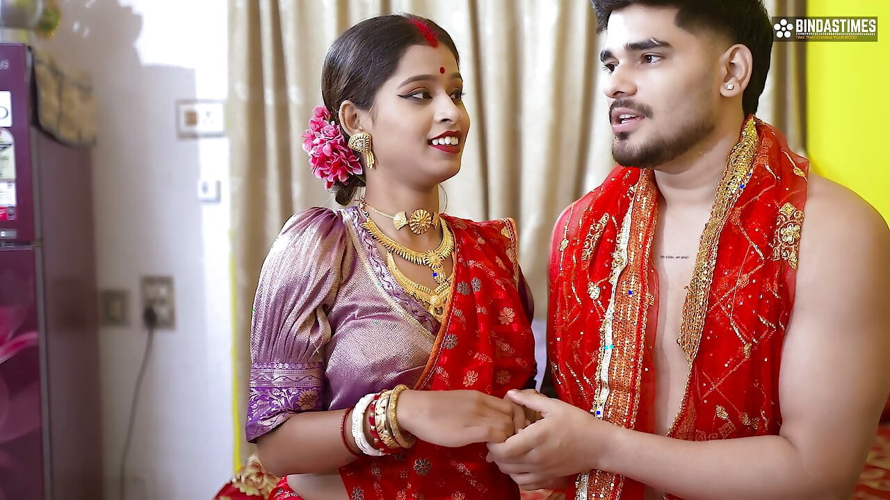 Joven esposa desi recién casada follada por su Jeth delante de su marido, que se convierte en un trío anal (Audio en hindi)