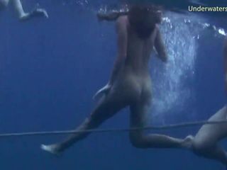3 seksi kız denizde yüzüyor ve eğleniyor