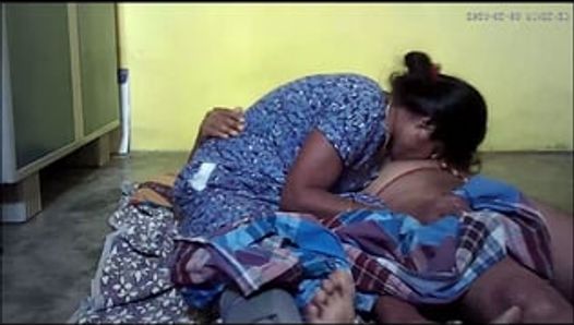 Une femme au foyer indienne du village s’embrasse et prend une bite