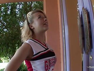 Selma wird die neue cheerleaderin sein, nachdem sie ihrem geilen trainer einen schlampigen blowjob gegeben hat