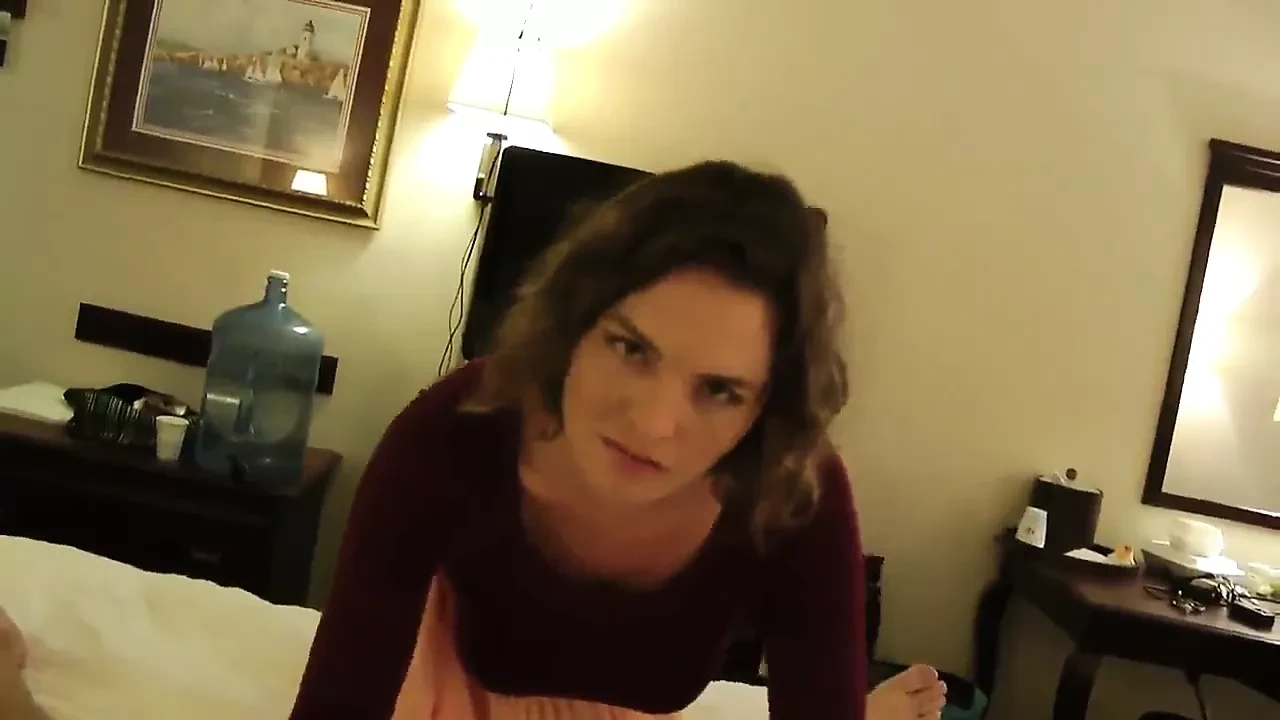 Une MILF mignonne dans une sextape maison