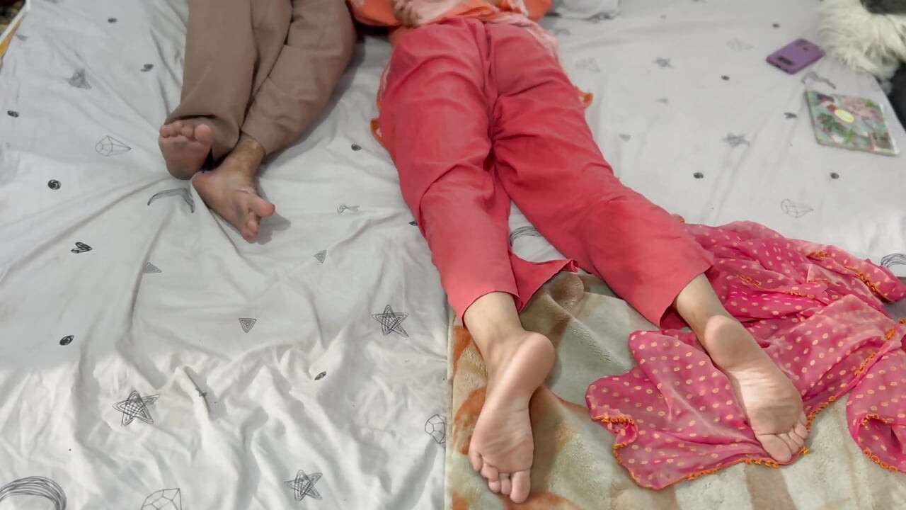 Za zamkniętymi drzwiami, dwóch dorosłych Desi dzieli noc romansu i trwałych wspomnień (18+)