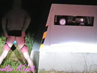 Aurélia exhibe son cul avec un plug lumineux devant un radar sur la route