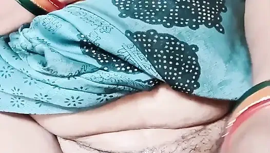 Индийская домохозяйка мастурбирует многократный оргазм, выходит из ее горячей воды в киску и грязный разговор с хинди