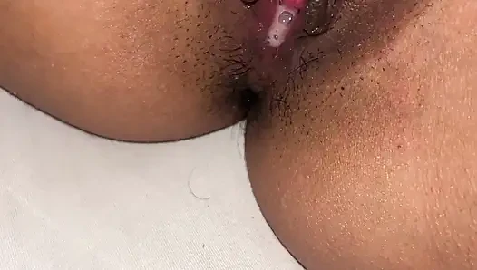 Geile desi-stiefschwester teilt ihre schmutzige sexgeschichte von letzter nacht mit ihrem freund