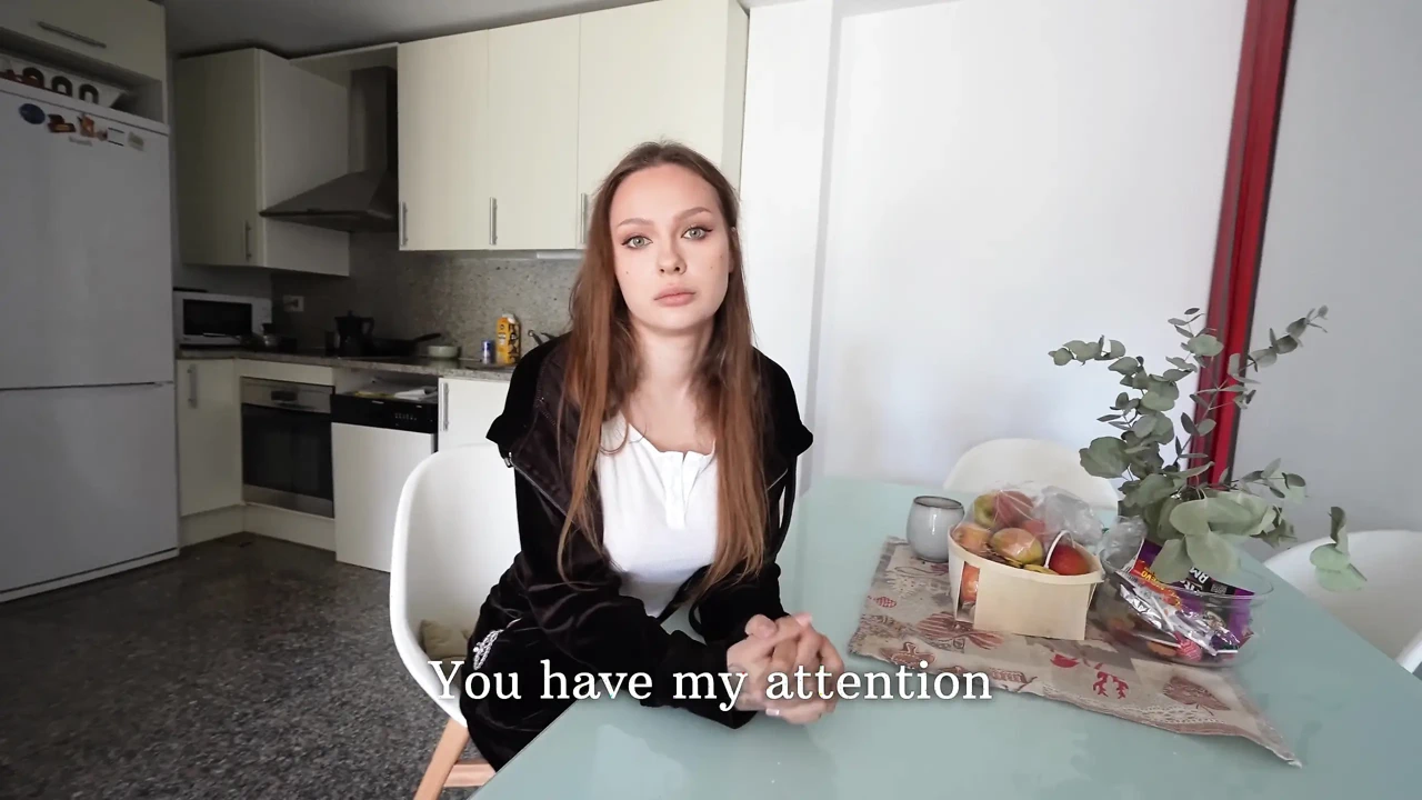 邻居发现她丈夫出轨, 想以同样的方式报答他