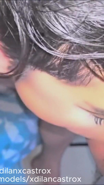 痛みを伴う無アバックアナル、コンドームなし、ゲイのツインクが中射精 |クリップ1