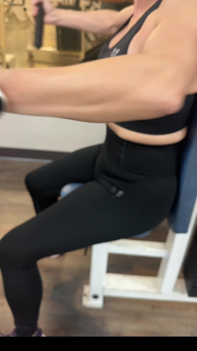 Umarım spor salonundaki genç adamlar seksi spor üstümün tadını çıkarıyor!