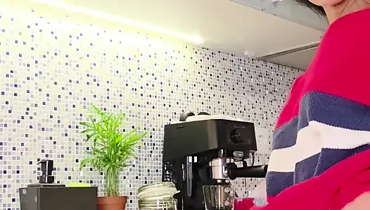 Saya Akan Membuat Sarapan Dan Saya Berakhir Dengan Masturbasi Pagi Basah Di Dapur