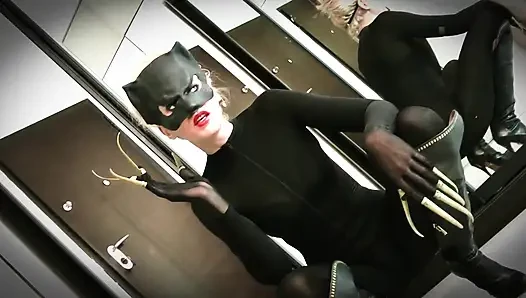Batman terjebak dalam pemujaan sepatu bot Catwoman