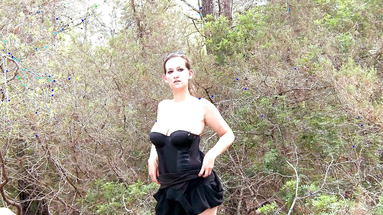 Dívka s velkým zadkem poskakuje se svými prsy na tom ptákovi