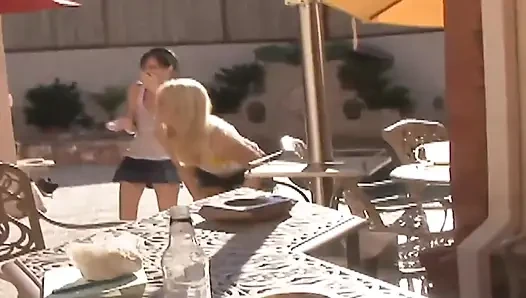 Adegan seks threesome lesbian bareng lesbian yang lagi asik ngentot pakai strap-on di taman