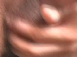 Un armăsar păros cu o pulă drăguță ejaculează în mâinile prietenului său