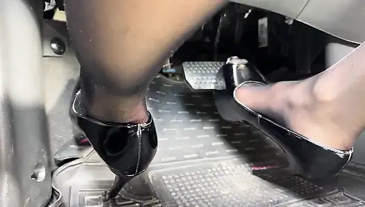 Накачка педали украинской богиней