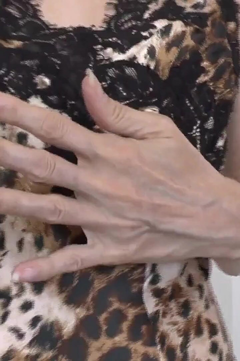 Mãos bonitas, linda posando, unhas longas Lady Victoria Valente