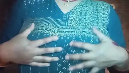Новая бхабхи показывает обнаженное пальцами