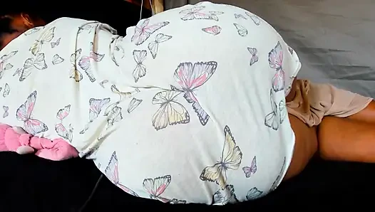 Aku lagi asik berbaring di pinggir jalan, goyangin pantat bahenolku dan kontolku habis-habisan - close-up di webcam