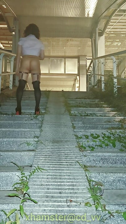 屋外のヌードはエキサイティングすぎます。乳首を触るだけで射精して尿を噴きかけます