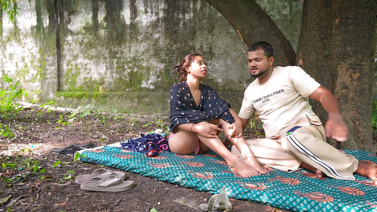 Raghu ne apni gaanv vaali garlaphrend ko jangal men bulaaya, usse apna land chusvaaya aur phir use jor-jor se choda.