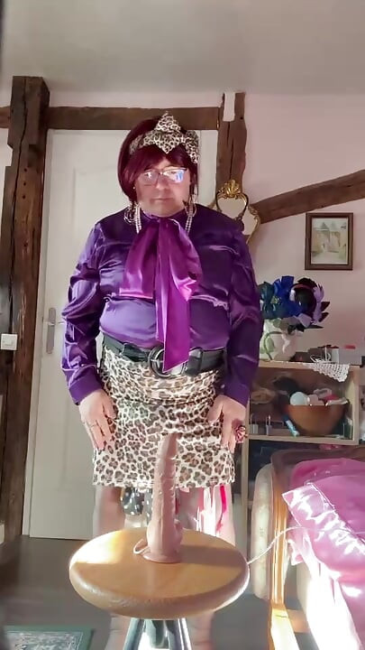Dressed in a little leopard skirt to suck a dildo