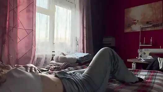 Yaramaz kız sıkılıyor ve mastürbasyona başlıyor