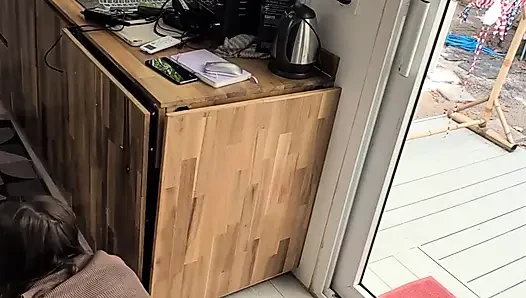 Возбужденная красивая симпатичная юная мастурбирует сверху с дилдо и минетом