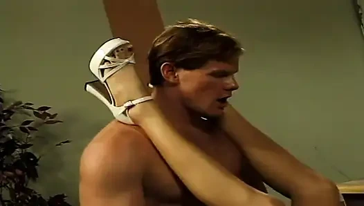 Memek becek tante seksi rambut pirang dengan toket besar ini dientot habis-habisan sampai dalam banget