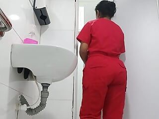 Dikke kont verpleegster opgenomen in de badkamer van het kantoor