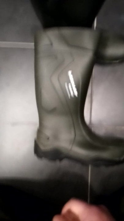 Cum on Dunlop Purofort Rubberboots Spritze auf Gummistiefel