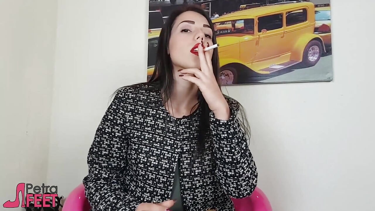 Belleza italiana ama fumar cigarros