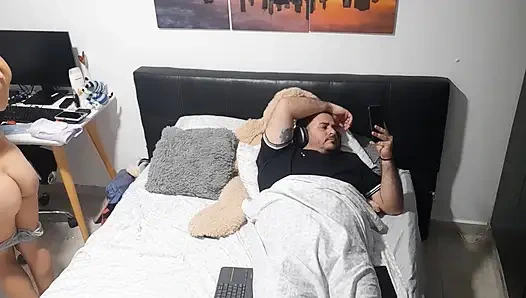 Ich ziehe mich mit meinem Stiefvater um und er schaut mich nicht an