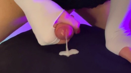 Tatlı trans kız büyük bir boşalma dölü emiyor