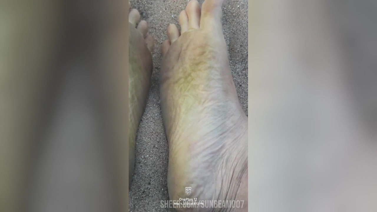 Kaki di dalam pasir