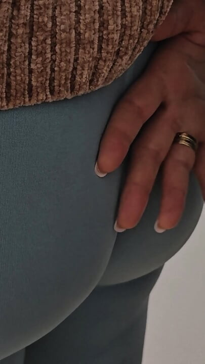 Stranger With Huge Erection Ejaculate In Subway Train On Random Girl's Tights