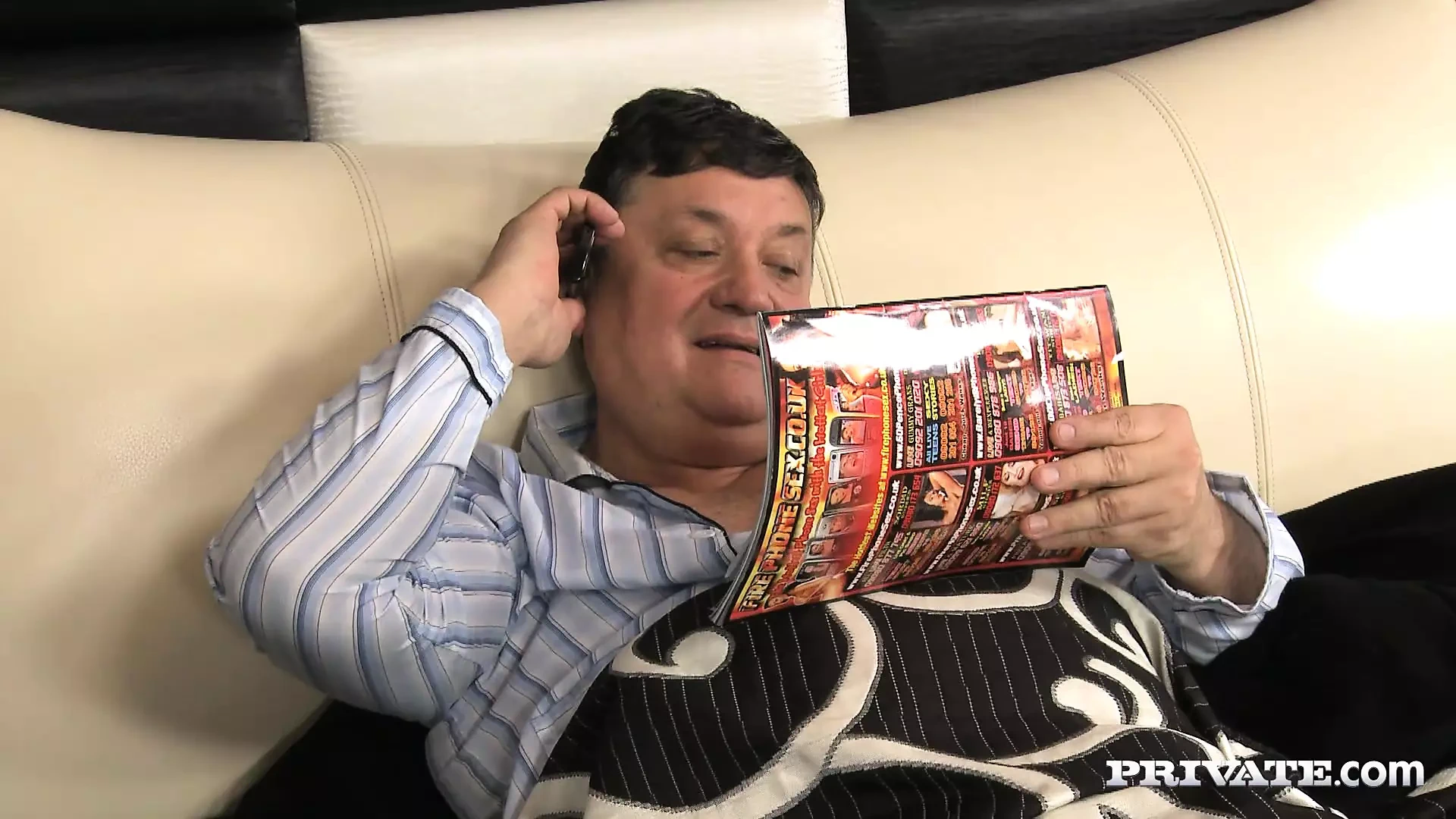 Este diabo selvagem não se importa de foder por suas notas