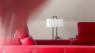 Nicki travestito in un sexy mini-abito rosso e collant nero prende in giro con i suoi stivali plateau