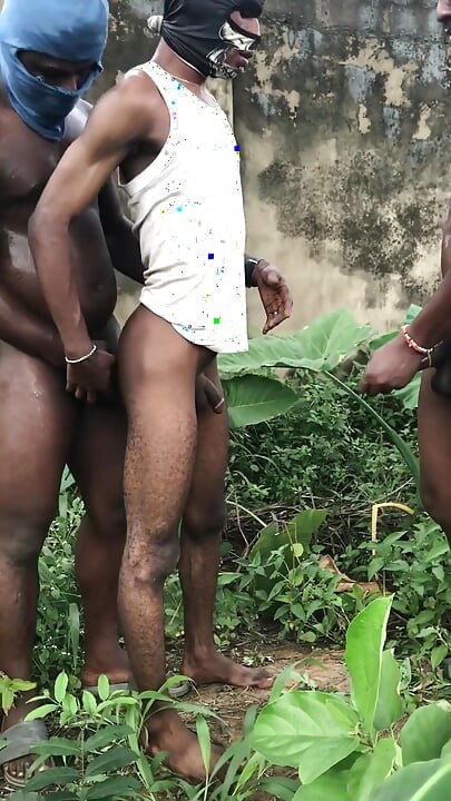 Секс утрьох, гарячий мінет, риммінг дупи, трах в дупу на відкритій фермі