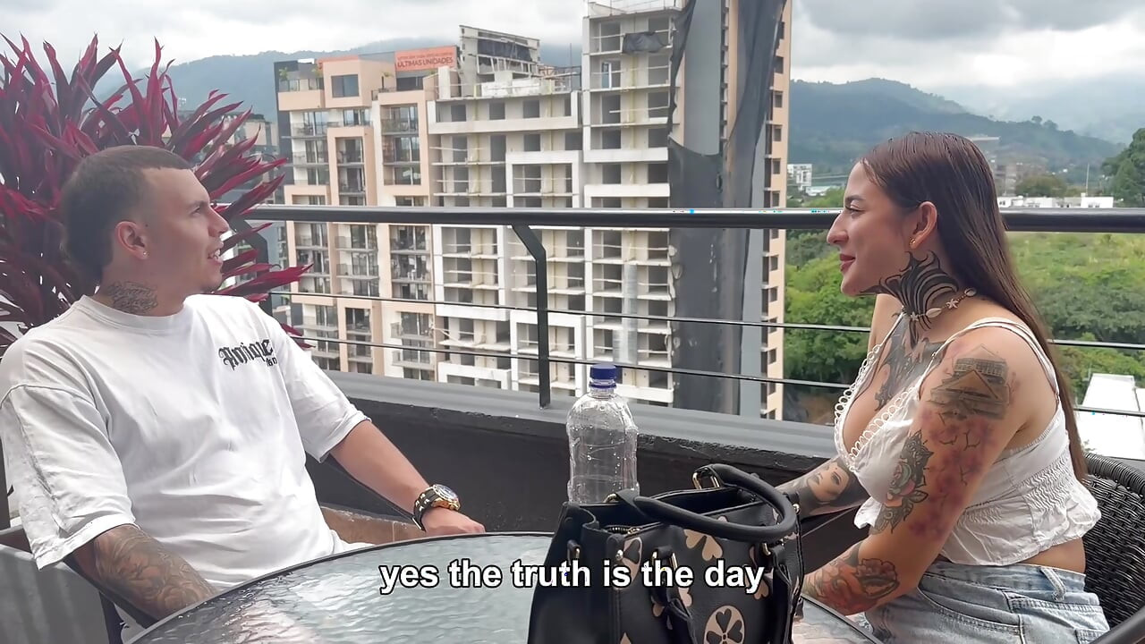 我邀请邻居去一个私密的地方，她突然射出了一大口