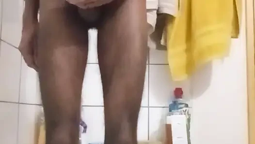 Jim mastürbasyon yapıyor ve büyük bir döl patlatıyor