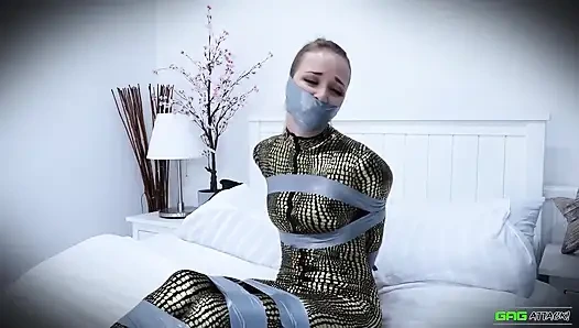 Mehrere frauen gefesselt mit band geknebelt und gefesselt