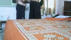 Casal indiano maduro fazendo amor no quarto