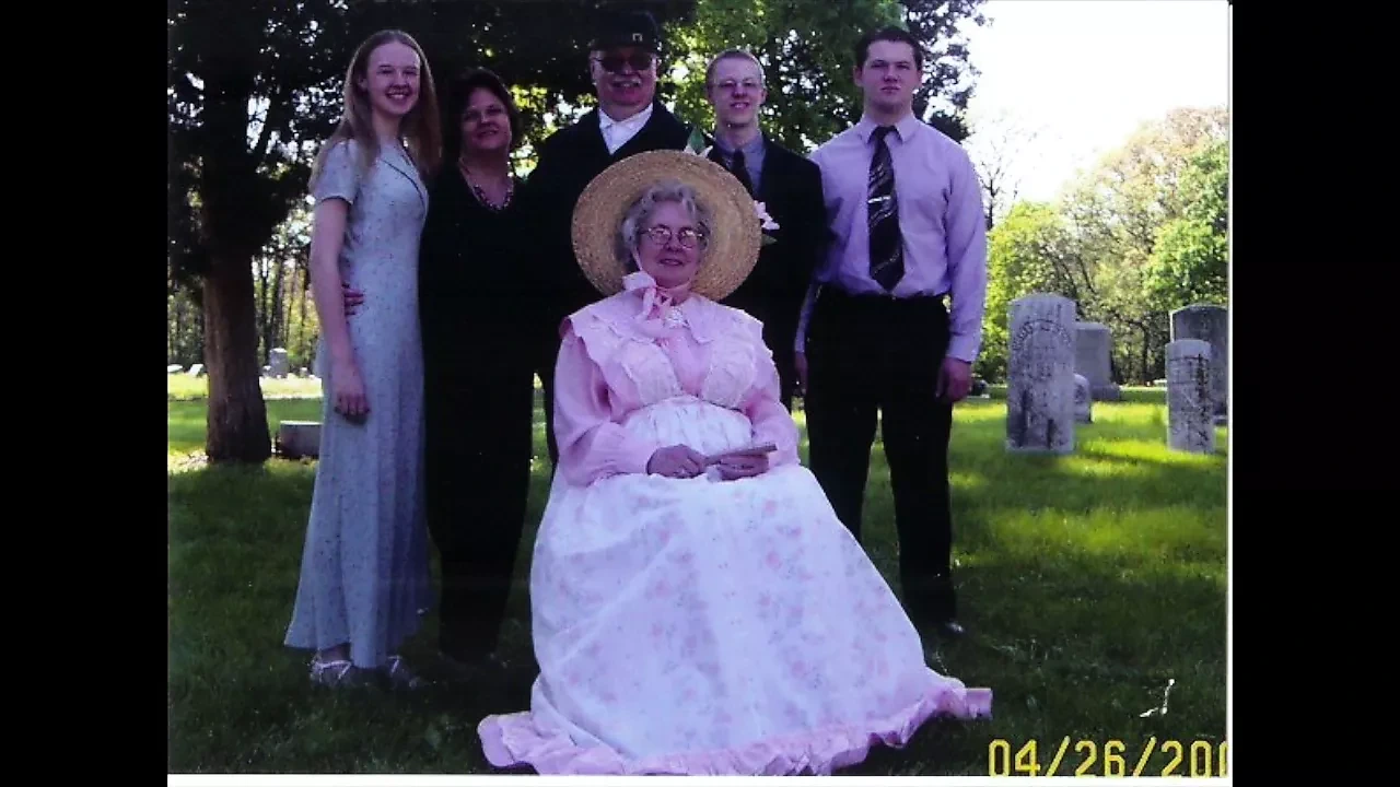 Bà già chó cái sherrie trình bày bà già kiêm nữ hoàng