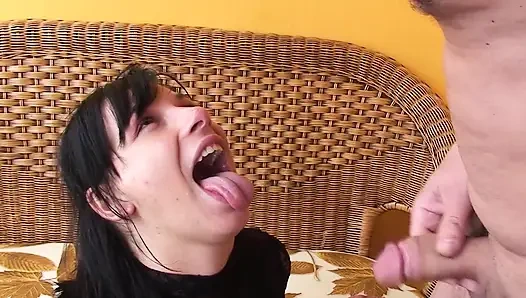 Nenek sange nyepong kontol besar dan dientot sampai dicrot di mulut