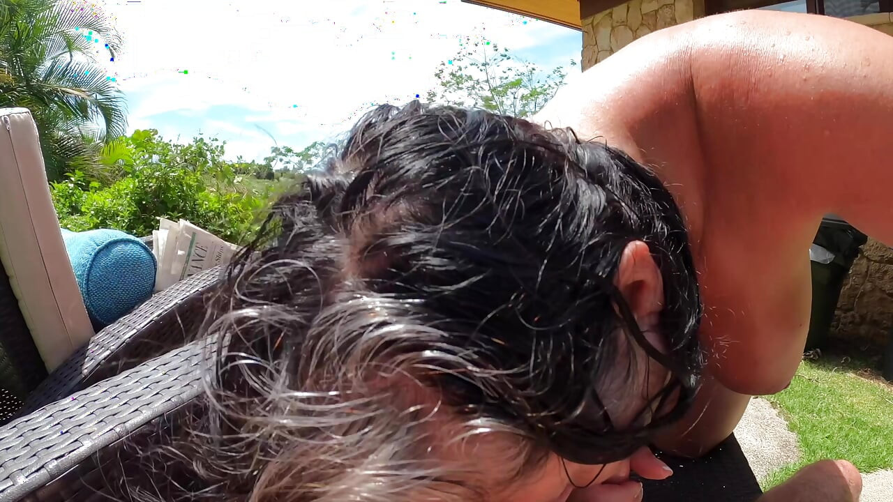Quente curvilínea nua milf boquete e punheta ao ar livre no Havaí